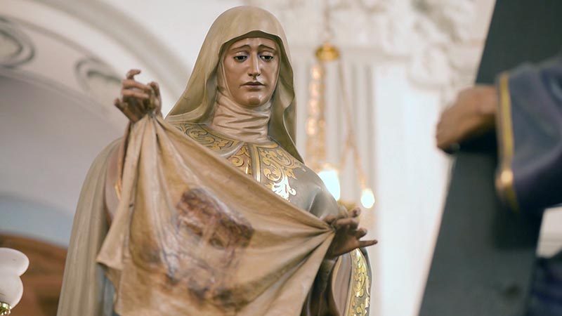 La Verónica. Anda con tres imágenes de 1,60 metros, tallada de madera de pino